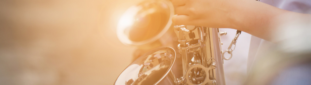 Erwachsene Saxophonspieler beim Saxophon üben